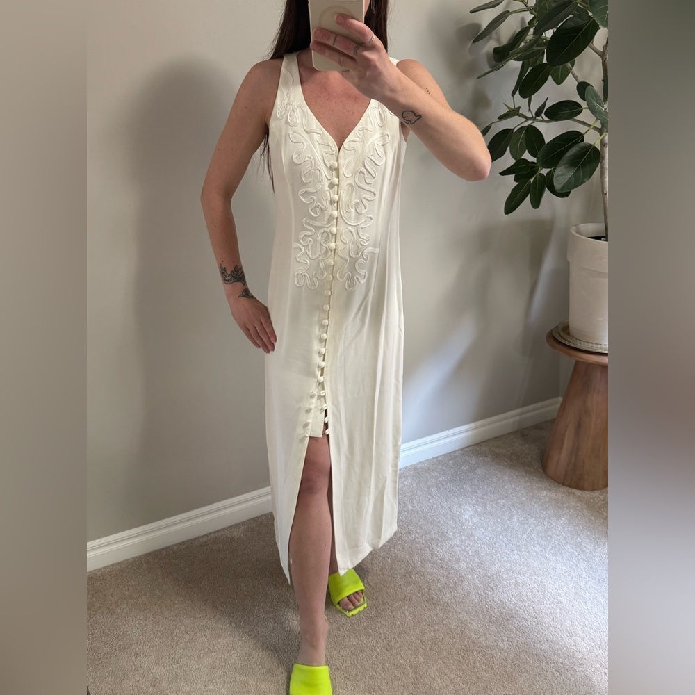 Elegant White Sleeveless Dress
